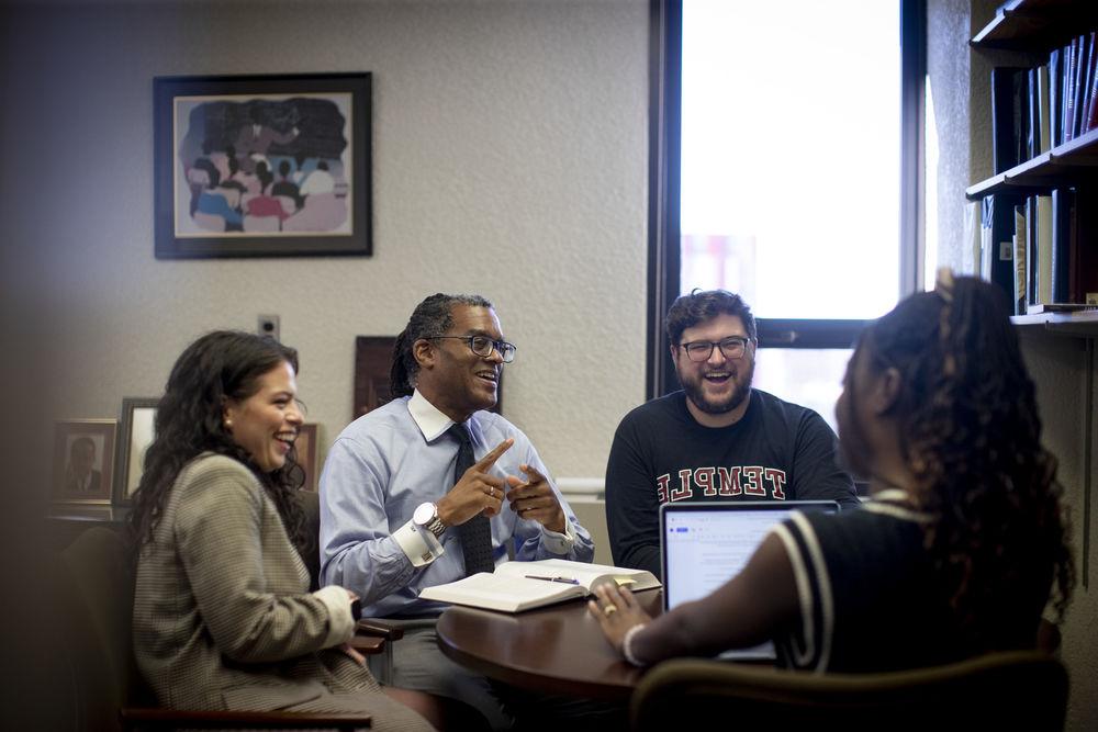 法律 students and their professor discuss class topics.